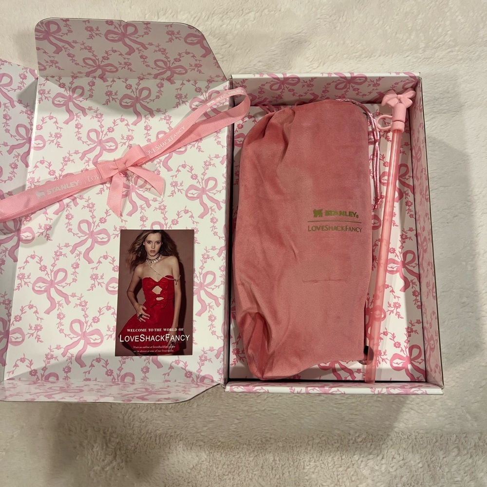 Stanley Quencher H2.0 Tumbler Pink and White Floral - Picture 2 of 7
